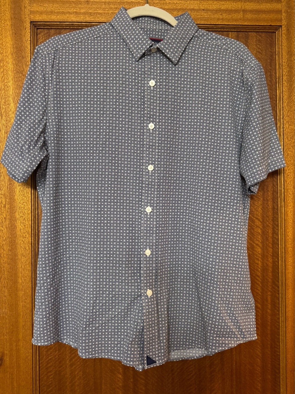 Men's UNTUCKit Short-Sleeve Blue Patterned Button-Up Shirt, size Medium